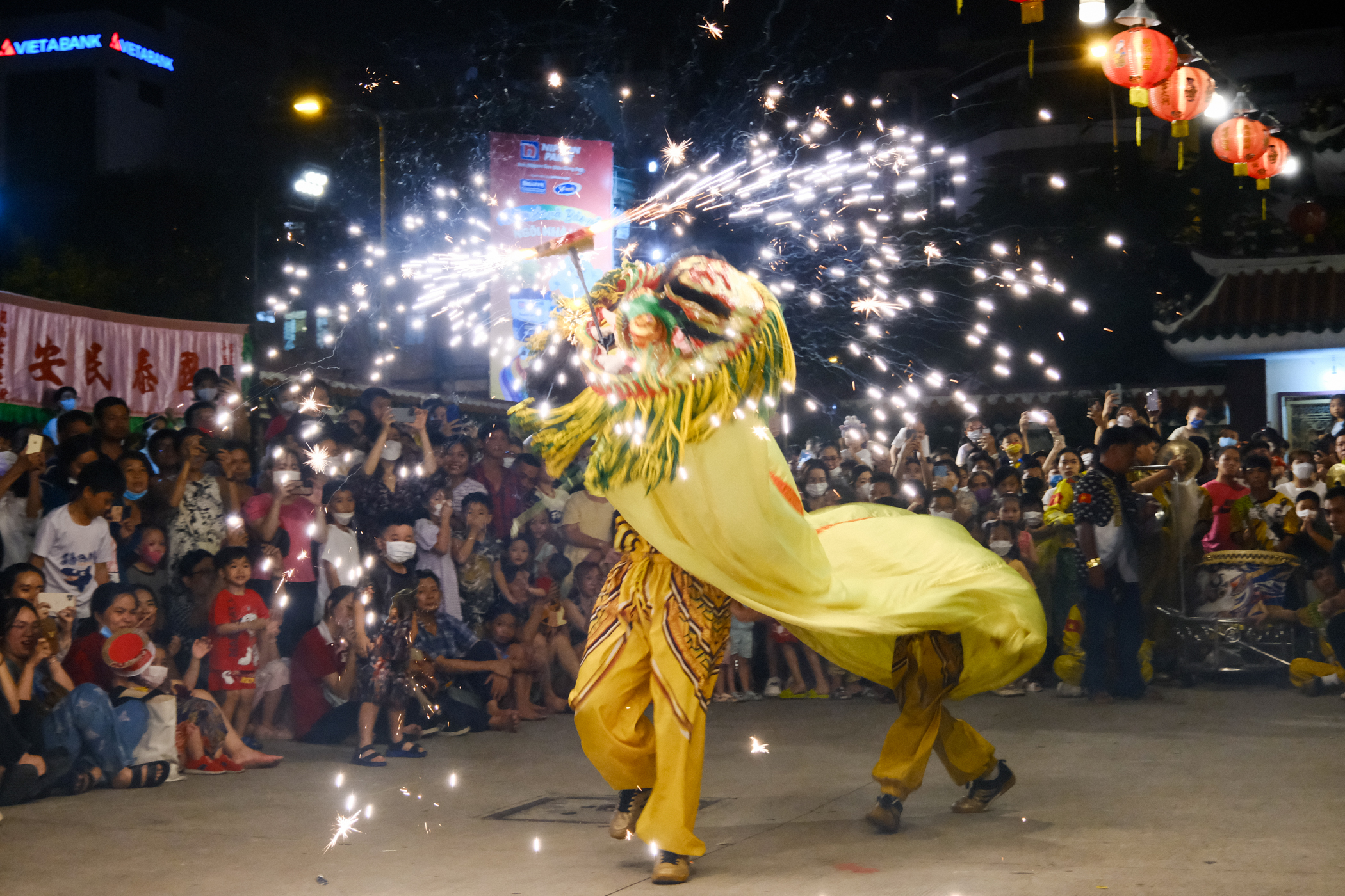Fireworks in the Lion Dance 1