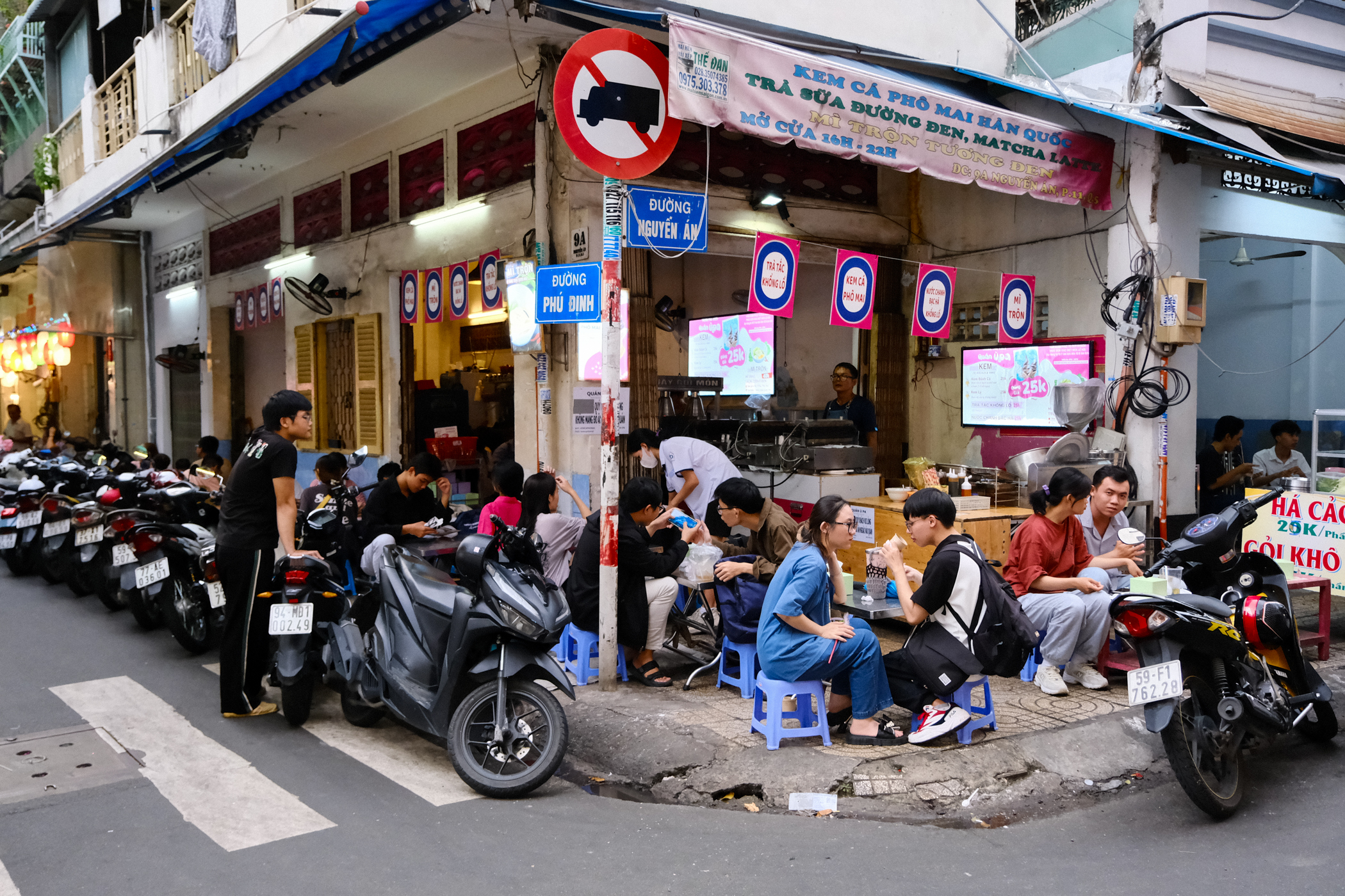 Street corner during tet trung thu in district 5